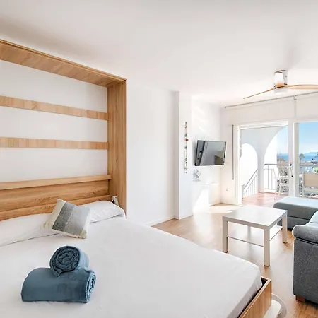 Estudio Moderno Con Terraza Y Vistas Al Mar